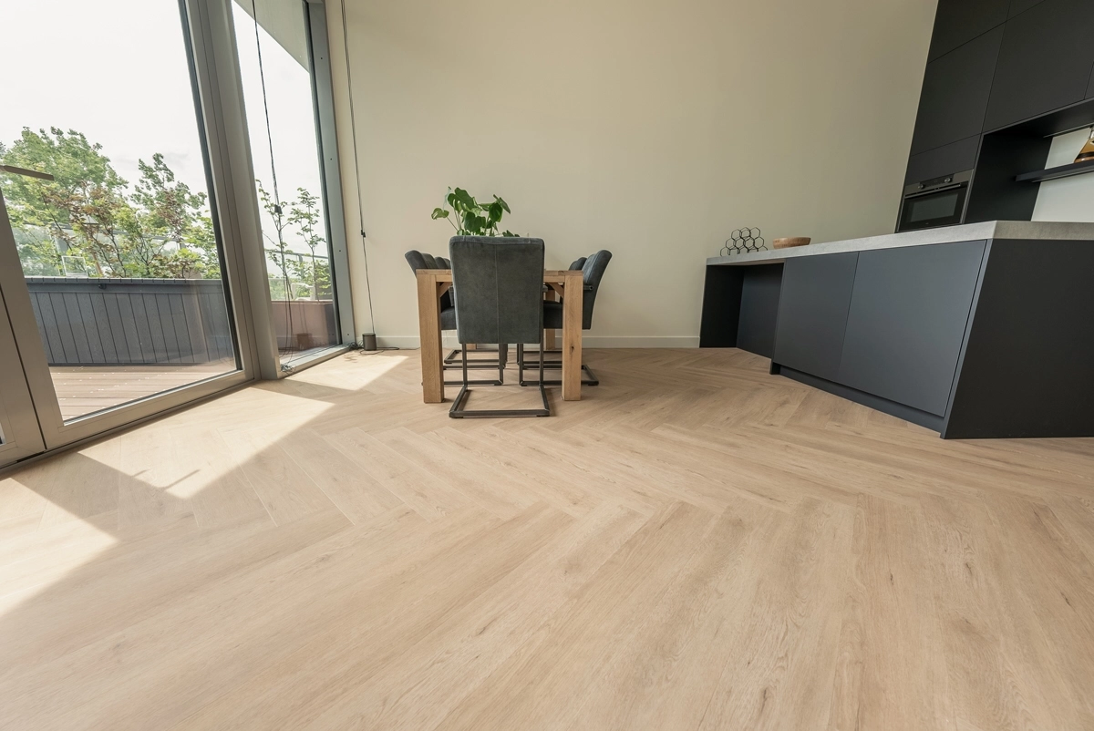 Floer Walvisgraat Click PVC – Gaia Grijsbeige - Afbeelding 25