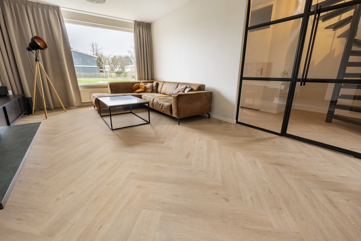 Floer Walvisgraat Click PVC – Gaia Grijsbeige - Afbeelding 6